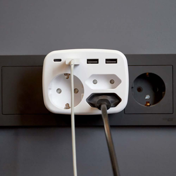 Тройник электрический 16А с/з + 2х2,5А + 3хUSB-A 2,4А + USB Type-C 3А, белый REXANT 11-1250