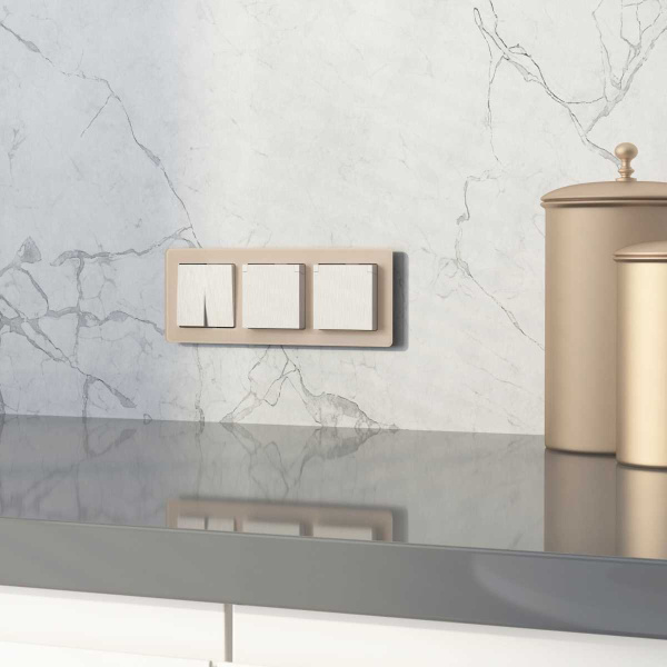 Розетка влагозащищенная с заземлением с защитной крышкой и шторками Werkel N перламутровый рифленый W1171213 4690389213106